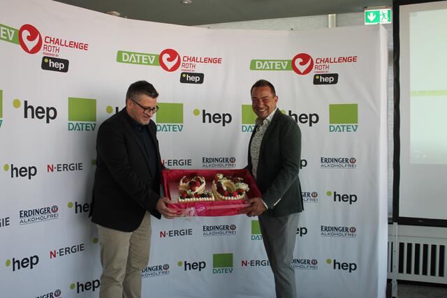 Felix Walchshöfer (r.) übergibt die Jubiläumstorte an Heiko Linder als Dankeschön für 20 Jahre erfolgreiche Sponsorenunterstützung. | Foto: Victor Schlampp