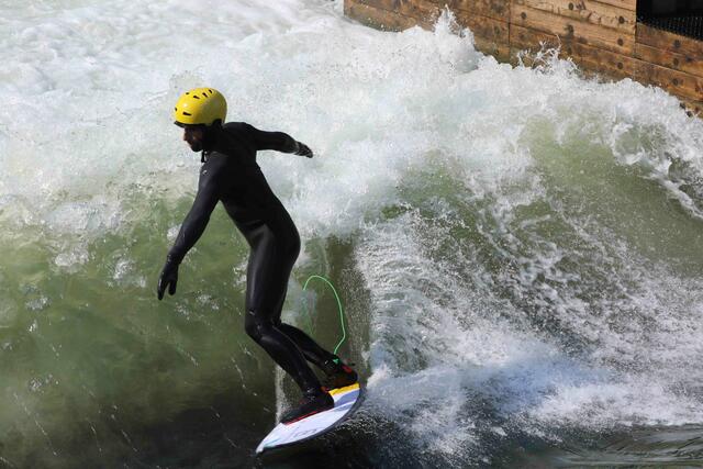 Die Welle wird hydraulisch erzeugt. Der Freizeitspaß ist mit U-Bahn und Fahrrad gut zu erreichen.  | Foto: Udo Dreier