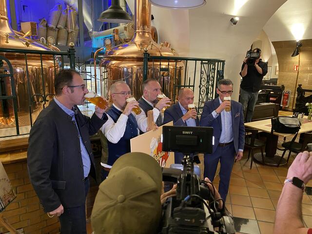 Darauf einen Schluck: Großer Medienandrang bei der Vorstelllung der neuen Erlebnisgastronomie beim Nürnberger Frühlingsfest. 