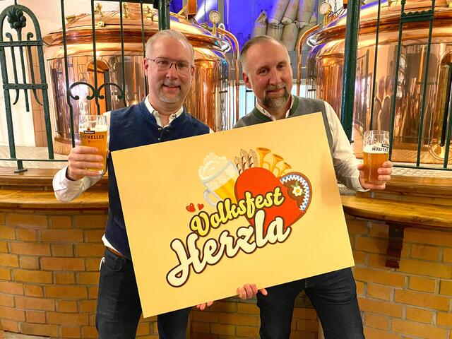 Simon und Andreas Röschke eröffnen ihr neues ,,Volksfest Herzla" auf dem Nürnberger Frühlingsfest. Die zwei Nürnberger Eventprofis haben den Tucher Mautkeller wieder eröffnet und veranstalten den Nürnberger Opernball, den Ball der Unternehmer und den ,,Consorsbank Autokino Sommer".  | Foto: Nicole Fuchsbauer