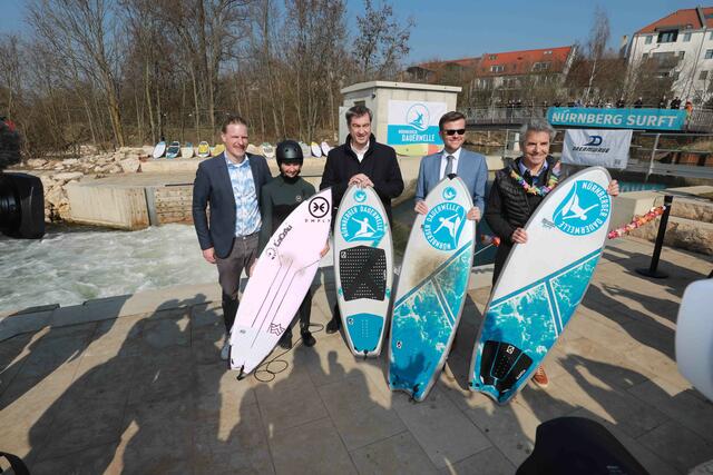 Eröffnung der Nürnberger Dauerwelle am Fuchsloch mit Ministerpräsident Dr. Markus Söder (2.v.l.) und Oberbürgermeister Marucus König (2.v.r.).  | Foto: Udo Dreier