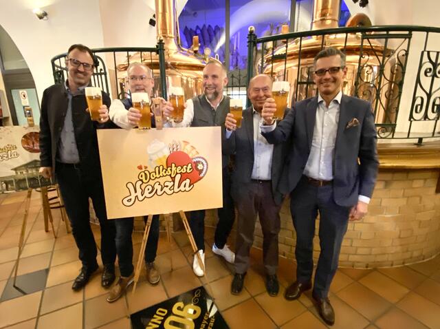 Stoßen im Tucher Mautkeller auf ein großartiges Frühlingsfest an (v.l.): Jörg Träger, Gastronomiedirektor Tucher, die Wirtsbrüder und Eventprofis Simon und Andreas Röschke, Südd. Schaustellerverbands-Chef Lorenz Kalb und Nürnbergs  Wirtschaftsreferent Dr. Michael Fraas.  | Foto: Nicole Fuchsbauer