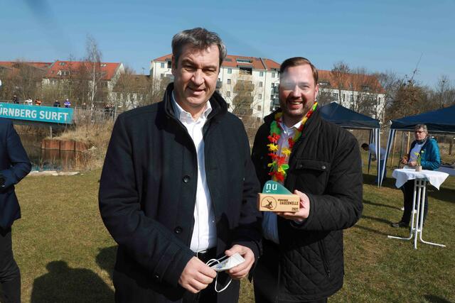 Feiern die Nürnberger Dauerwelle: Ministerpräsident Dr. Markus Söder (l.) und MdL Jochen Kohler.  | Foto: Udo Dreier