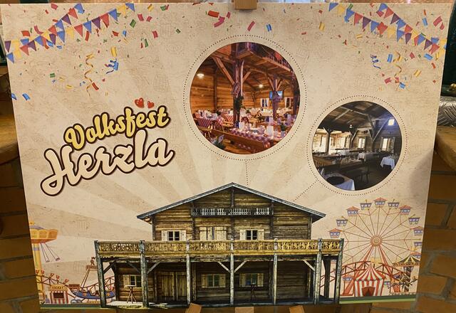 Das neue Volksfest Herzla auf dem Frühlingsfest.  | Foto: Nicole Fuchsbauer