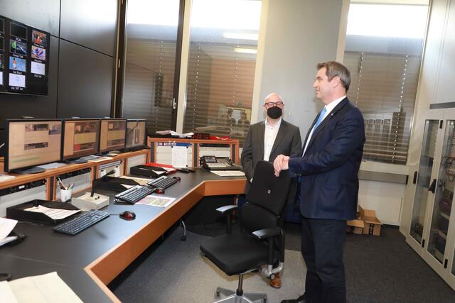 Der Ministerpräsident lässt sich von Geschäftsführer Helge Maaß das Studio zeigen. Für ihn als gelernten TV-Journalisten kein Neuland. | Foto: Udo Dreier