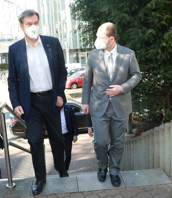 Markus Söder (li.) und Michael Hofmann treffen zum Bürger-
dialog beim Franken Fernsehen im Nürnberger Südwestpark ein. | Foto: Udo Dreier