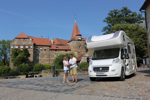 Mit dem Wohnmobil unterwegs im Nürnberger Land vor dem Wenzelschloss.