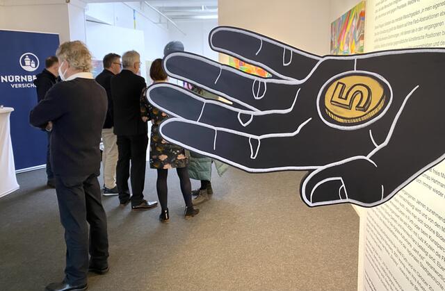 Entwürfe und Bilder ihrer Projektionsgeschichte von Burgkünstlerin Sascha Banck.  | Foto: Nicole Fuchsbauer