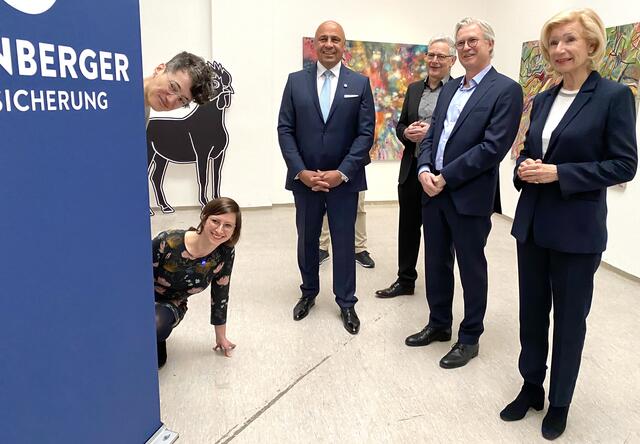 Burgkünstlerin Sascha Banck, Simone Ruf (Projektleitung Die Blaue Nacht), Andreas Politycki (Mitglied Vorstand NÜRNBERGER Versicherung), Andreas Radlmaier (Leiter Projektkbüro, Kultur), Roland Keppler (CEO ONLINEPRINTERS) und Kulturbürgermeisterin Prof. Dr. Julia Lehner (v.l.).  | Foto: Nicole Fuchsbauer