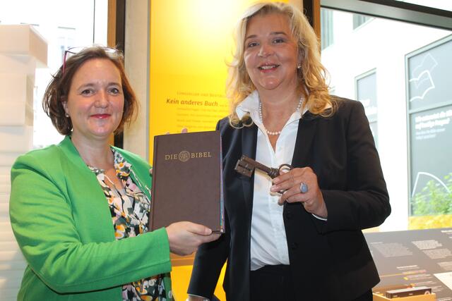 Astrid Seichter (l.) und Claudia Harders wollen im Museum die Geheimnisse der Bibel entschlüsseln. | Foto: Victor Schlampp