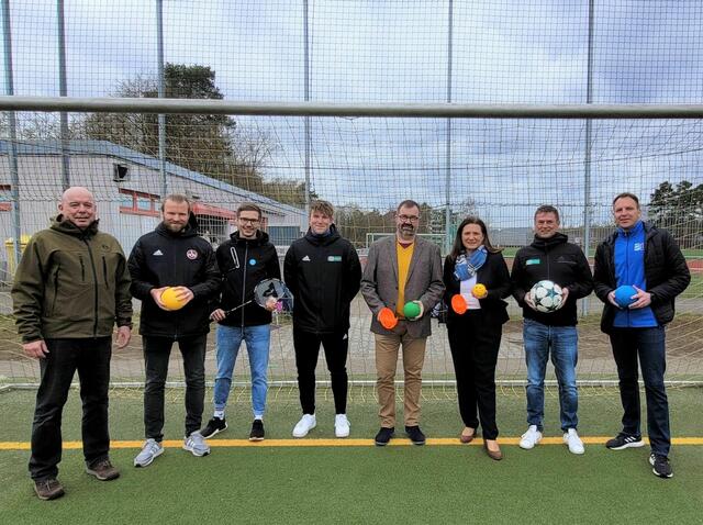 Sportverbände und die Stadt Nürnberg halten zusammen: Sport für die Kinder aus der Ukraine an der Bertolt-Brecht-Schule Vertretungen aus den Sportverbänden und der Stadt Nürnberg organisieren an der Bertolt-Brecht-Schule ein Sportprogramm für geflüchtete Kinder aus der Ukraine. Von links nach rechts: Uwe Köberlein, Sportkoordinator an der Bertolt-Brecht-Schule, Marian Wolff vom 1. FC Nürnberg, Lukas Gunzelmann vom Bayerischen Badmintonverband, Florian Engerer vom Bayerischen Fußballverband, Harald Lamprecht, stellvertretender Schulleiter der Bertolt-Brecht-Schule), Cornelia Trinkl, Schul- und Sportreferentin, Jürgen Weber vom Bayerischen Fußballverband, Christian Hoffmann vom Bayerischen Leichtathletikverband.
 | Foto: Eva Hesse / Stadt Nürnberg