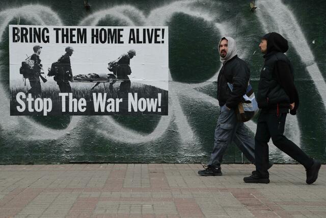 «Bringt sie lebend nach Hause! Stoppt den Krieg Jetzt!» ist in englischer Sprache auf einem Plakat im Zentrum der ukrainischen Hauptstadt Kiew zu lesen. | Foto: Adam Schreck/AP/dpa