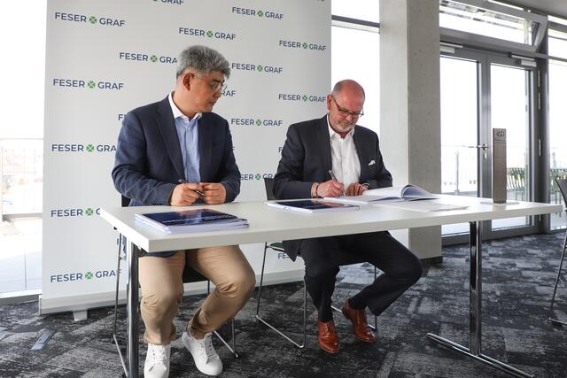 V.l.n.r.: Wang Chul Shin (Präsident Hyundai Motor Deutschland GmbH) und Jochen Scharf (Geschäftsführender Gesellschafter Feser Scharf Automobile GmbH) bei der Vertragsunterzeichnung.
Foto: Feser-Graf Gruppe