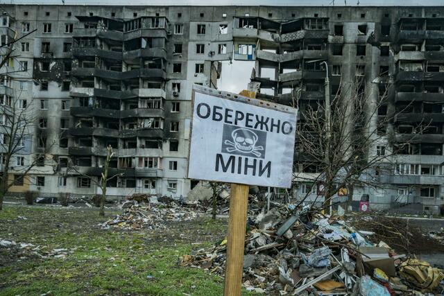 Ein Schild vor einem zerstörten Gebäudein Borodjanka warnt nach Abzug russischer Truppen vor Tretminen. | Foto: Celestino Arce Lavin/ZUMA Press Wire/dpa