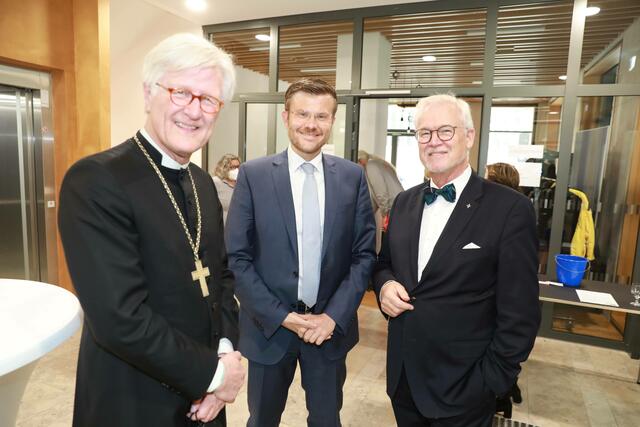 Freuen sich über die Eröffnung (v.l.): Landesbischof Prof. Dr. Heinrich Bedford-Strohm, Nürnbergs OB Marcus König und Prof. Dr. Stefan Ark Nitsche, Vorsitzender des Verwaltungsrates Bibelzentrum Bayern. | Foto: Udo Dreier