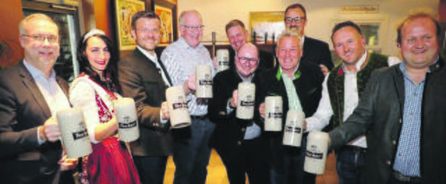Gruppenbild mit Dame (v.li.): Festwirt Simon Röschke, Volksfestkönigin Christina Späth, Nürnbergs OB Marcus König, die Festwirte Peter Lössel, Denis Steinbauer, Karl-Heinz-Hartnagel und Joachim Papert, Tucher Verkaufsdirektor Jörg Träger sowie die Festwirte Helmut Dinkel und Christian Papert.