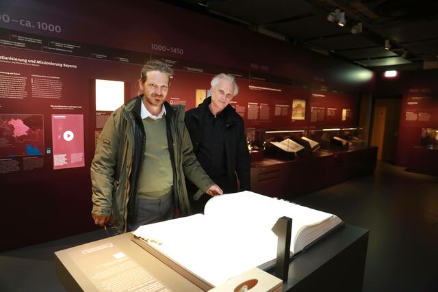 Ole Werner (l.) und Stefan Küffner – hier mit einer virtuellen Gumbertus-Bibel – haben die Konzeption des Museums übernommen. | Foto: Udo Dreier