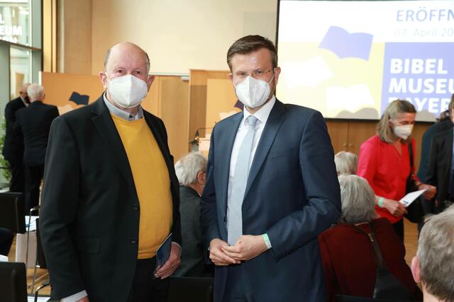 Beim Festempfang: Gunther Oschmann (li., Unternehmensfamilie Müller Medien) und Nürnbergs OB Marcus König. | Foto: Udo Dreier