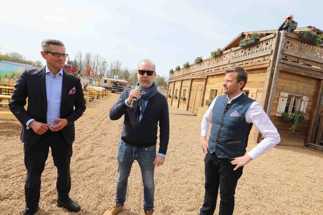 Simon Röschke (Mitte) stellt Oberbürgermeister Marcus König und Wirtschaftsreferent Dr. Michael Fraas das neue Volksfest Herzla vor.  | Foto: Udo Dreier