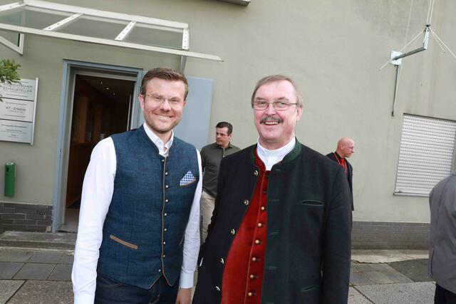 Oberbürgermeister Marcus König mit Schaustellerpfarrer Martin Fuchs.  | Foto: Udo Dreier