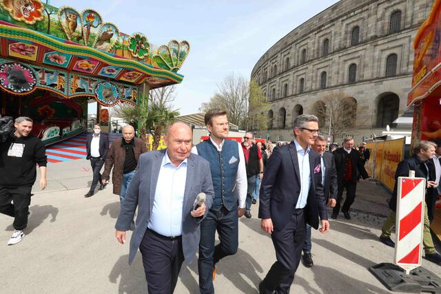 Erster Rundgang auf dem Nürnberger Frühlingsfest. | Foto: Udo Dreier