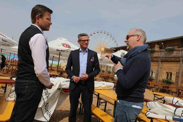 Simon Röschke (Mitte) stellt Oberbürgermeister Marcus König und Wirtschaftsreferent Dr. Michael Fraas das neue Volksfest Herzla vor.  | Foto: Udo Dreier