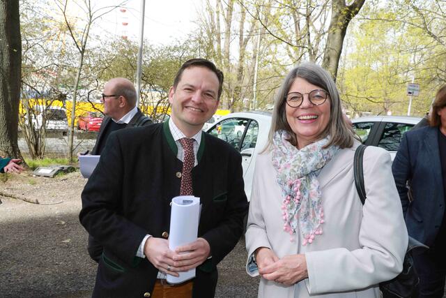 Yvonne Coullin (Leiterin der Congress- und Tourismuszentrale) und der Leiter des Bürgeramtes Tobias Schmidt.  | Foto: Udo Dreier