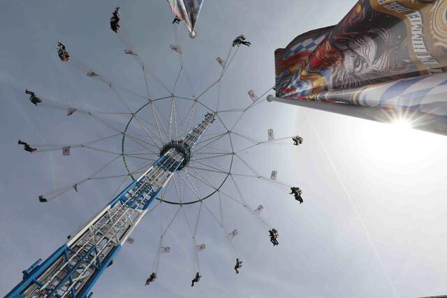 Erster Rundgang auf dem Nürnberger Frühlingsfest. | Foto: Udo Dreier