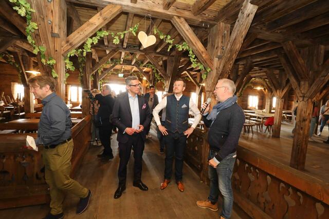 Simon Röschke (r.) stellt Oberbürgermeister Marcus König (Mitte) und Wirtschaftsreferent Dr. Michael Fraas das neue Volksfest Herzla vor.  | Foto: Udo Dreier