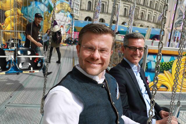 OB Marcus König und Wirtschaftsreferent Dr. Michael Fraas im  Bayern Tower - dem höchsten Maibaum der Welt mit 90 Metern.  | Foto: Udo Dreier