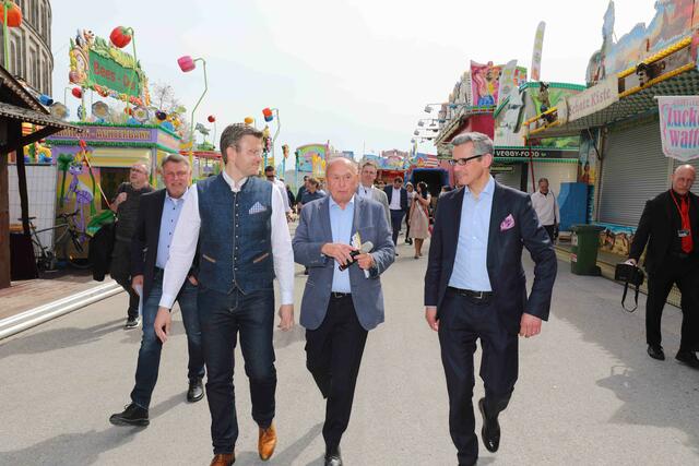 Schaustellerverbands-Chef Lorenz Kalb (Mitte) mit Oberbürgermeister Marcus König und Wirtschaftsreferent Dr. Michael Fraas auf einem Rundgang auf dem Festplatz.  | Foto: Udo Dreier