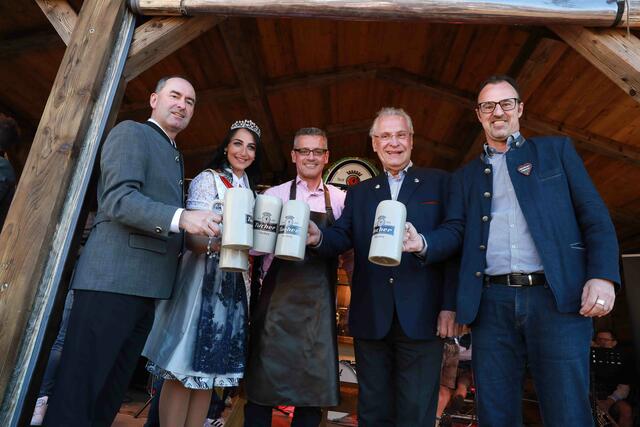 Auftakt zum Frühlingsfest 2022 (v.l.): Bayerns Wirtschaftsminister Hubert Aiwanger, Volksfestkönigin Christina Späth, Wirtschaftsreferent Dr. Michael Fraas, Bayerns Innenminister Joachim Herrmann und Jörg Träger, Gastronomiedirektor Tucher.  | Foto: Udo Dreier