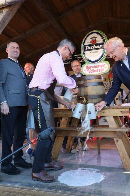 Nürnbergs Wirtschaftsreferent Dr. Michael Fraas braucht vier Schläge um das erste Faß anzustechen.  | Foto: Udo Dreier