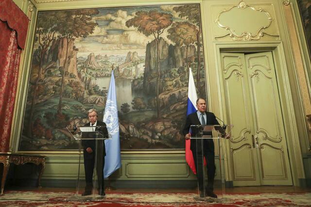 Treffen mit UN-Generalsekretär António Guterres (l.): Der russische Außenminister Sergej Lawrow warf der Ukraine und dem Westen vor, bereits in den vergangenen acht Jahren kein Interesse an der Lösung des Konflikts gezeigt zu haben. Dazu habe Zelenskyj die Vereinbarungen des Minsker Friedensplans aufgekündigt. Zu dem Friedensplan von Minsk habe es auch eine UN-Resolution gegeben, an die sich keiner gebunden gefühlt habe, meinte der russische Chefdiplomat.  | Foto: Maxim Shipenkov/Pool EPA/AP/dpa