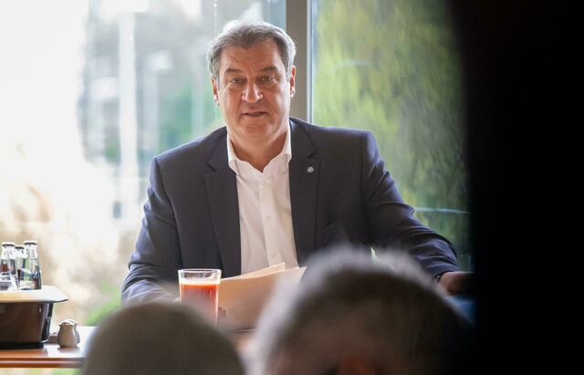 Bayerns Ministerpräsident Markus Söder (CSU) nimmt an einer Kabinettssitzung teil.  | Foto: Peter Kneffel/dpa/Archivbild 