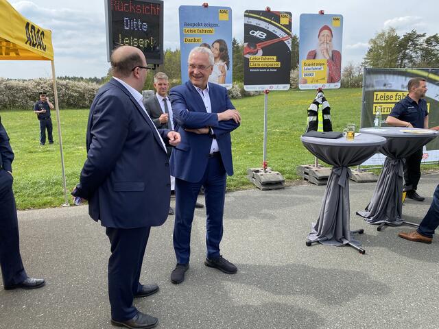 Staatsminister Joachim Herrmann mit Alexander Schrüfer, Erster Bürgermeister von Aufseß.  | Foto: Nicole Fuchsbauer