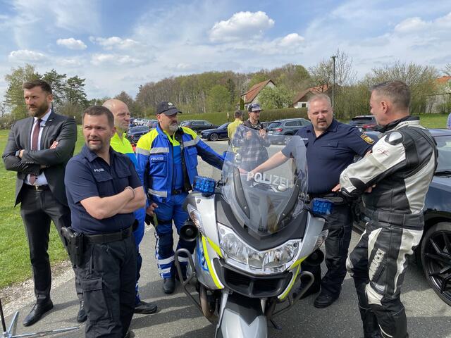 ,,Leise fahren. Lärm ersparen!" Bayerns Innenminister Joachim Herrmann und der ADAC Nordbayern stellen Maßnahmen für weniger Verkehrslärm vor. Verkehrsteilnehmer müssen sich auf verstärkte Polizeikontrollen einstellen.  | Foto: Nicole Fuchsbauer