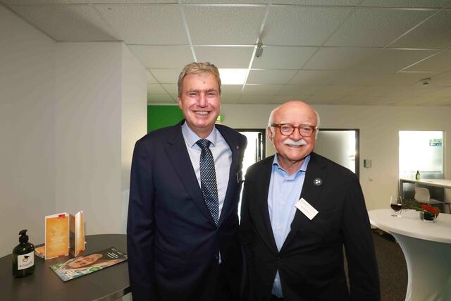 NürnbergMesse-Geschäftsführer Peter Ottmann mit Unternehmer Gerd Schmelzer.  | Foto: Udo Dreier