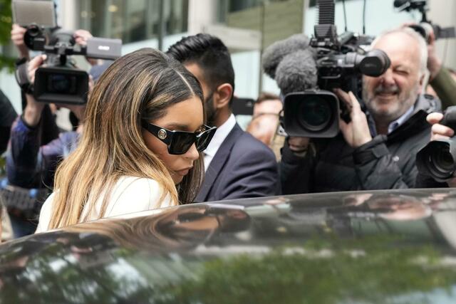 Beckers Lebensgefährtin Lilian de Carvalho Monteiro verlässt das Gericht nach der Verkündung des Strafmaßes.  | Foto: Frank Augstein/AP/dpa