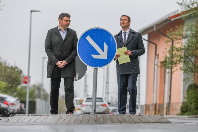Landrat Matthias Dießl konnte gemeinsam mit Roßtals Bürgermeister Rainer Gegner die Ortsdurchfahrt offiziell für den Verkehr freigeben. | Foto: Landratsamt Fürth