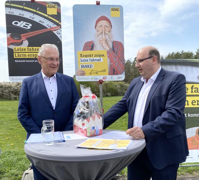 Von Bürgermeister Alexander Schrüfer gab es einen Sixpack Bier aus Aufseß für Innenminister Joachim Herrmann.  | Foto: Nicole Fuchsbauer