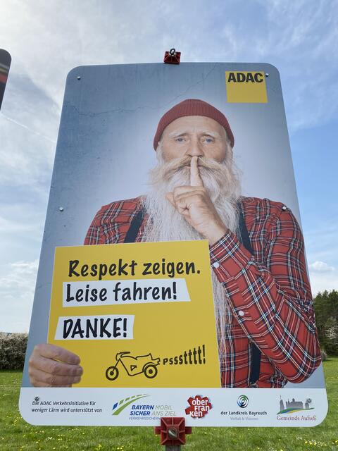 Im Rahmen der Verkehrsinitiative für weniger Verkehrslärm wurden vom ADAC entworfene Schilder und ein elektronisches Lärmdisplay vorgestellt.  | Foto: Nicole Fuchsbauer