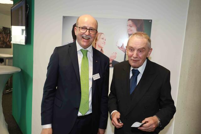 Prof. Heinrich Wiedemann (l.)  mit Hans-Peter Schmidt, früherer Vorstands- und Aufsichtsratsvorsitzender der Nürnberger Versicherungsgruppe und IHK-Präsident Mittelfranken.  | Foto: Udo Dreier