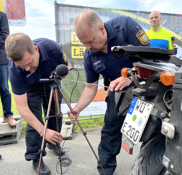 Die Präsidien der Bayerischen Polizei haben sogenannte Kontrollgruppen Motorrad eingerichtet, die lärmrelevante Fahrzeugmanipulationen erkennen können. So sind die Spezialisten auch mit Schallpegelmessgeräten ausgestattet.  | Foto: Nicole Fuchsbauer