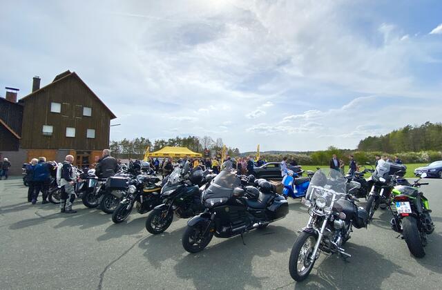 Kathi Bräu in Heckenhof - kultiger Bikertreffpunkt und Ort für die Vorstellung der Initiative für weniger Verkehrslärm. Viele Motorradfans des MSC Fränk. Schweiz e.V. waren mit ihren Maschinen gekommen um die Aktion zu unterstützen.  | Foto: Nicole Fuchsbauer