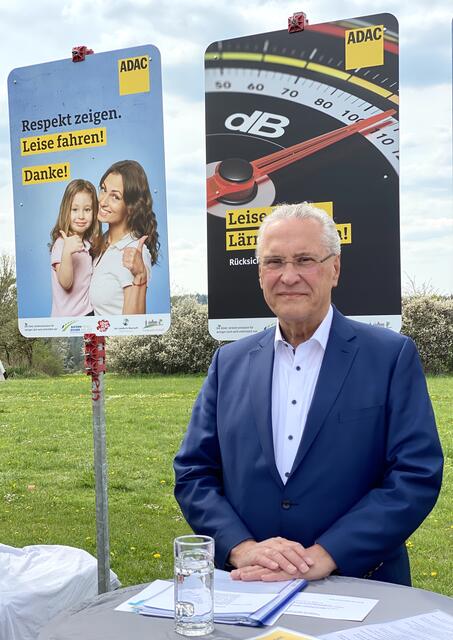 Bayerns Innenminister Joachim Herrmann hat die Aktion von Anfang an unterstützt. Pauschale Fahrverbote für Motorräder an Sonn- und Feiertagen, wie es die Grünen immer wieder ins Spiel bringen, lehnt Staatsminister Herrmann ab. Auch der ADAC Nordbayern spricht sich gegen solche Zwangsmaßnahmen aus.  | Foto: Nicole Fuchsbauer