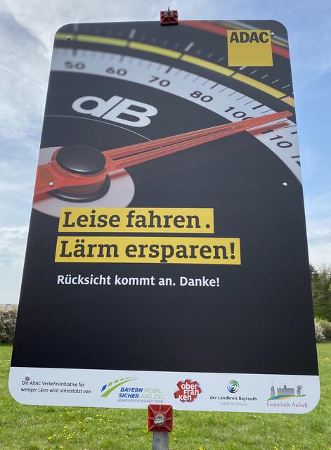 Im Rahmen der Verkehrsinitiative für weniger Verkehrslärm wurden vom ADAC entworfene Schilder und ein elektronisches Lärmdisplay vorgestellt.  | Foto: Nicole Fuchsbauer