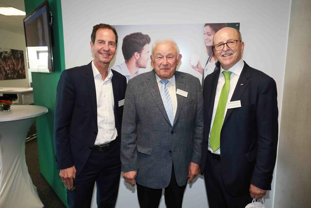 Intendant der Nürnberger Symphoniker Prof. Lucius A. Hemmer, ehemaliger Bayerischer Ministerpräsident Dr. Günther Beckstein mit Prof. Heinrich Wiedemann (v.l.).  | Foto: Udo Dreier