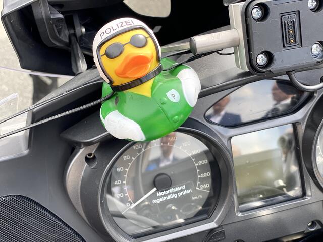 ,,Leise fahren. Lärm ersparen!" Bayerns Innenminister Joachim Herrmann und der ADAC Nordbayern stellen Maßnahmen für weniger Verkehrslärm vor. Verkehrsteilnehmer müssen sich auf verstärkte Polizeikontrollen einstellen.  | Foto: Nicole Fuchsbauer