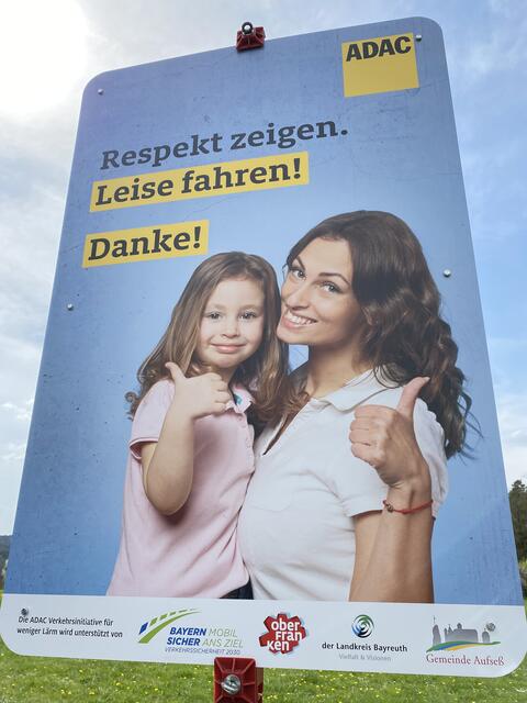 Im Rahmen der Verkehrsinitiative für weniger Verkehrslärm wurden vom ADAC entworfene Schilder und ein elektronisches Lärmdisplay vorgestellt.  | Foto: Nicole Fuchsbauer